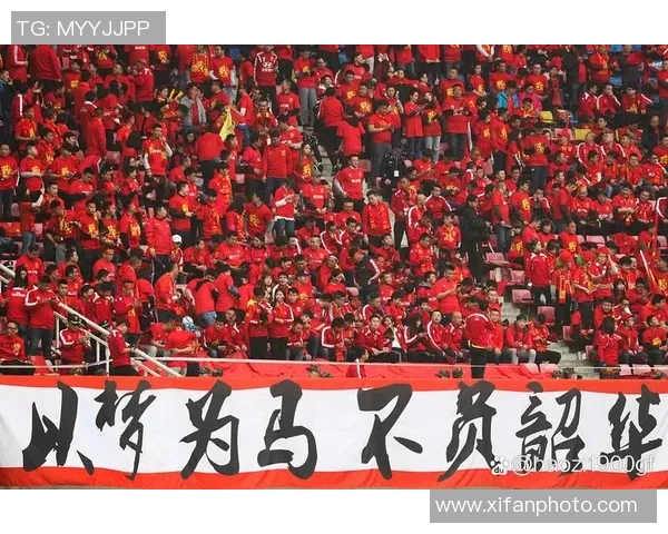 右手残疾依然耀眼足球场的传奇人物他的不屈精神激励了无数球迷 右手残疾依然耀眼足球场的传奇人物他的不屈精神激励了无数球迷