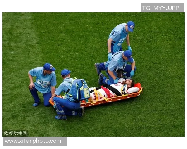 足球明星因伤被担架抬走瞬间令人揪心场面引发广泛关注 足球明星因伤被担架抬走瞬间令人揪心场面引发广泛关注