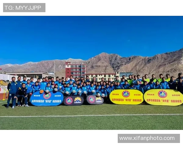 球星垫足球技巧解析及其在比赛中的实际应用与训练方法 球星垫足球技巧解析及其在比赛中的实际应用与训练方法